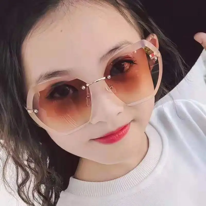 Children Ocean piece Sunglasses Cute lace Mirror Frameless Sunglasses UV400 metal Sport crystal Sun Glasses For Baby Girls Glass
Children Ocean piece Sunglasses Cute lace Mirror Frameless Sunglasses UV400 metal Sport crystal Sun Glasses For Baby Girls Glass