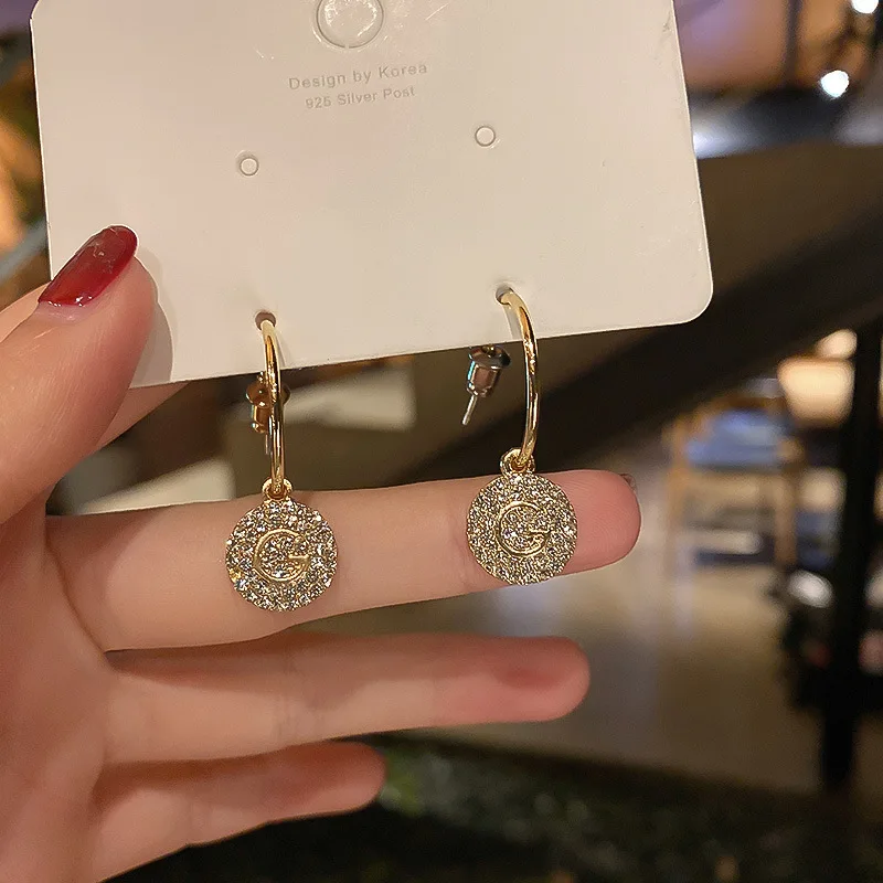Fashion Rhinestone Round Gold Pendant Earrings Korea Retro Women's Earrings Wedding Jewelry Pendant Gift 2021 Fashion Jewelry
Fashion Rhinestone Round Gold Pendant Earrings Korea Retro Women's Earrings Wedding Jewelry Pendant Gift 2021 Fashion Jewelry