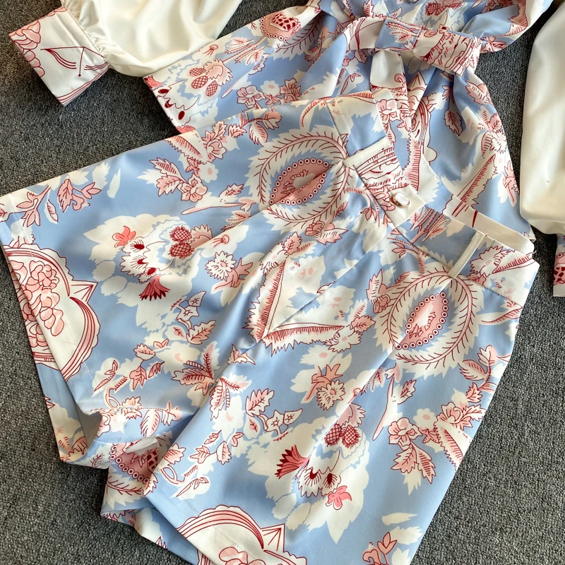 Women Spring Retro Print Blue Runway Suits Turn-down Collar Lace Up Tops Shirt + Wide Leg Short Pants Two Piece Trousers Set
Women Spring Retro Print Blue Runway Suits Turn-down Collar Lace Up Tops Shirt + Wide Leg Short Pants Two Piece Trousers Set