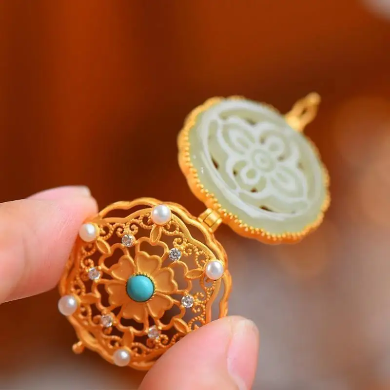 S925 Sterling Silver Palace Style Ancient Sterling Silver Gold Plated Perfume Bag Pendant Hollow Hetian Jade Gray Jade Niche
S925 Sterling Silver Palace Style Ancient Sterling Silver Gold Plated Perfume Bag Pendant Hollow Hetian Jade Gray Jade Niche