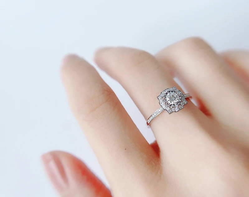 LUOWEND 18K White Gold (AU750) Engagement Ring Trendy Diamond Rings Elegant for Women Wedding Eternity Ring Claw Setting
LUOWEND 18K White Gold (AU750) Engagement Ring Trendy Diamond Rings Elegant for Women Wedding Eternity Ring Claw Setting