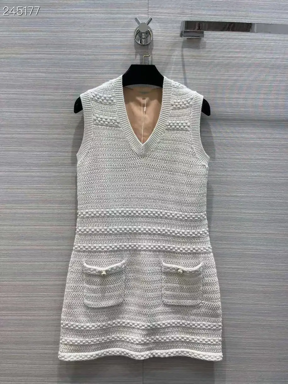 Fyion Fashion Runway Autumn Sleeveless Mini Knit Dress Women's V-Neck Jacquard Elegant Party Holiday Top Dress
Fyion Fashion Runway Autumn Sleeveless Mini Knit Dress Women's V-Neck Jacquard Elegant Party Holiday Top Dress