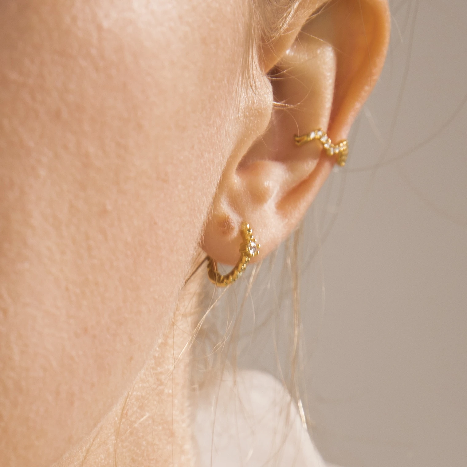 13mm Tiny Round Beads Huggies Earring for Women 925 Sterling Silver Small Hoop Earrings CZ Zircon Silver Jewelry Gold Color 
13mm Tiny Round Beads Huggies Earring for Women 925 Sterling Silver Small Hoop Earrings CZ Zircon Silver Jewelry Gold Color