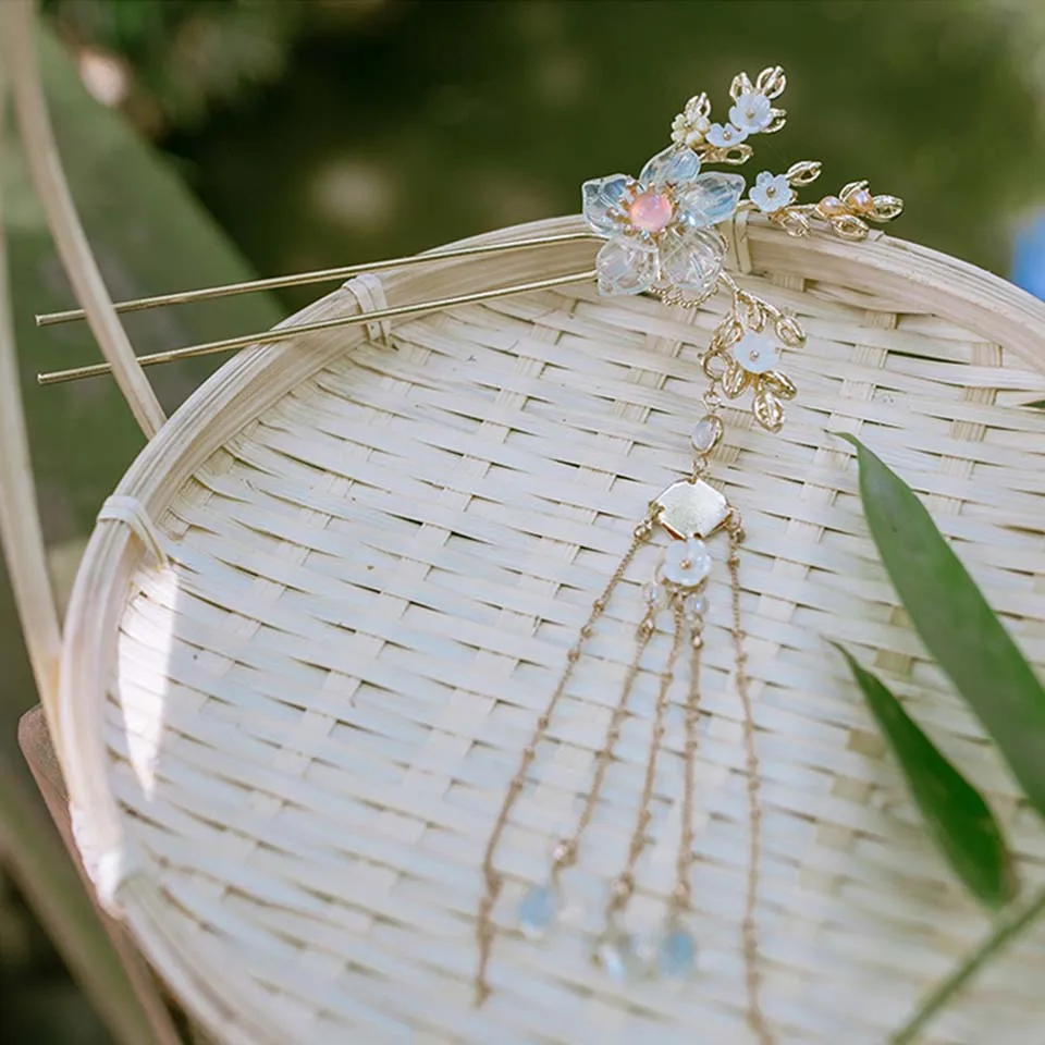 Antique Styles Vintage Traditional Chinese Hair Clip Carved Flower Pendant Tassel Unique Jewelry Hair Accessories For Women
Antique Styles Vintage Traditional Chinese Hair Clip Carved Flower Pendant Tassel Unique Jewelry Hair Accessories For Women