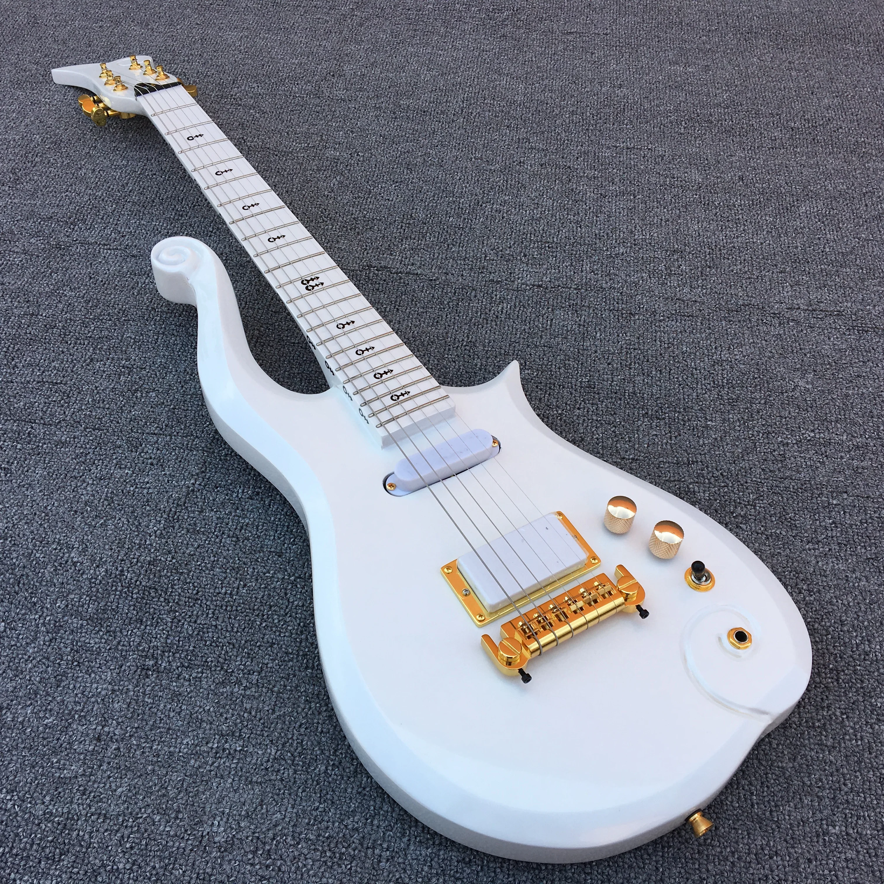 High quality, prince cloud electric guitar,White electric guitar with Maple fingerboard neck with alder body,free shipping
High quality, prince cloud electric guitar,White electric guitar with Maple fingerboard neck with alder body,free shipping
