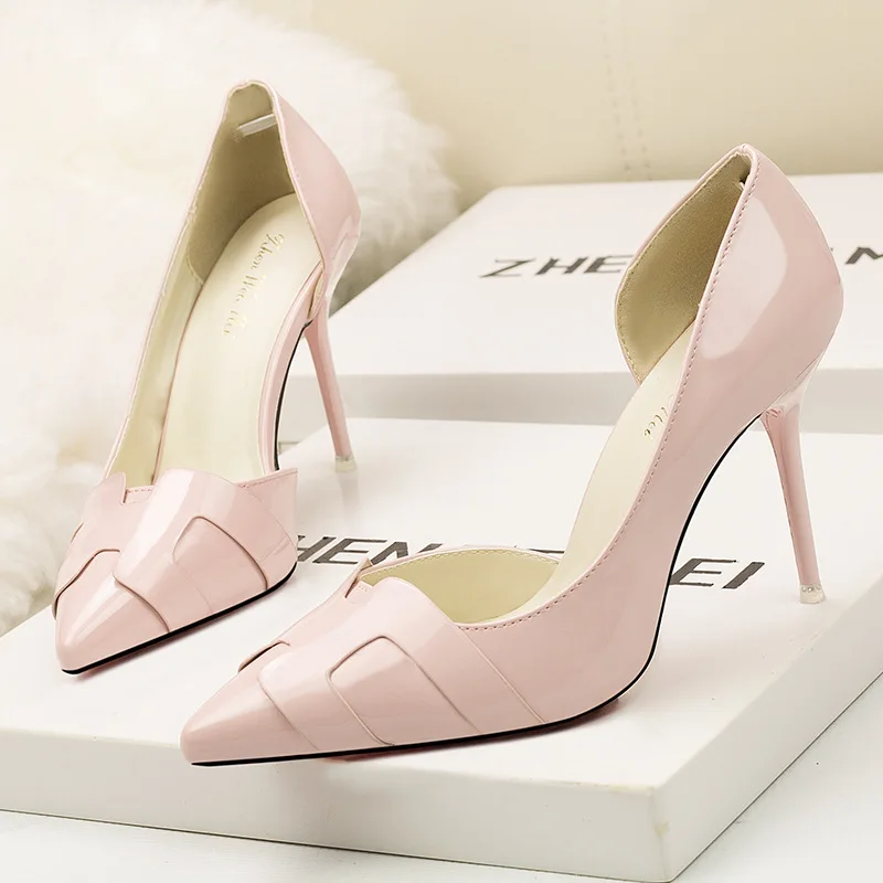 Korean Version Slim High Heel Women's Shoes with High Heel Side Hollow Pointed Solid Color Patent Leather Shallow Mouth Shoes
Korean Version Slim High Heel Women's Shoes with High Heel Side Hollow Pointed Solid Color Patent Leather Shallow Mouth Shoes