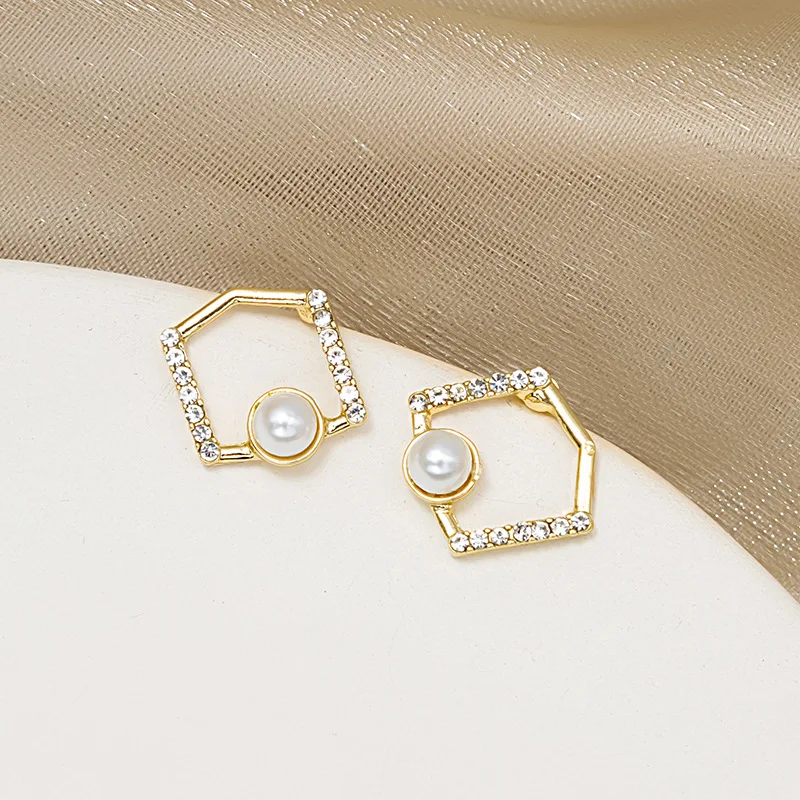 Silver Needle Simple Temperament Geometric Square Earrings Women's All-match Pearl Earrings Commuter Earrings 
Silver Needle Simple Temperament Geometric Square Earrings Women's All-match Pearl Earrings Commuter Earrings