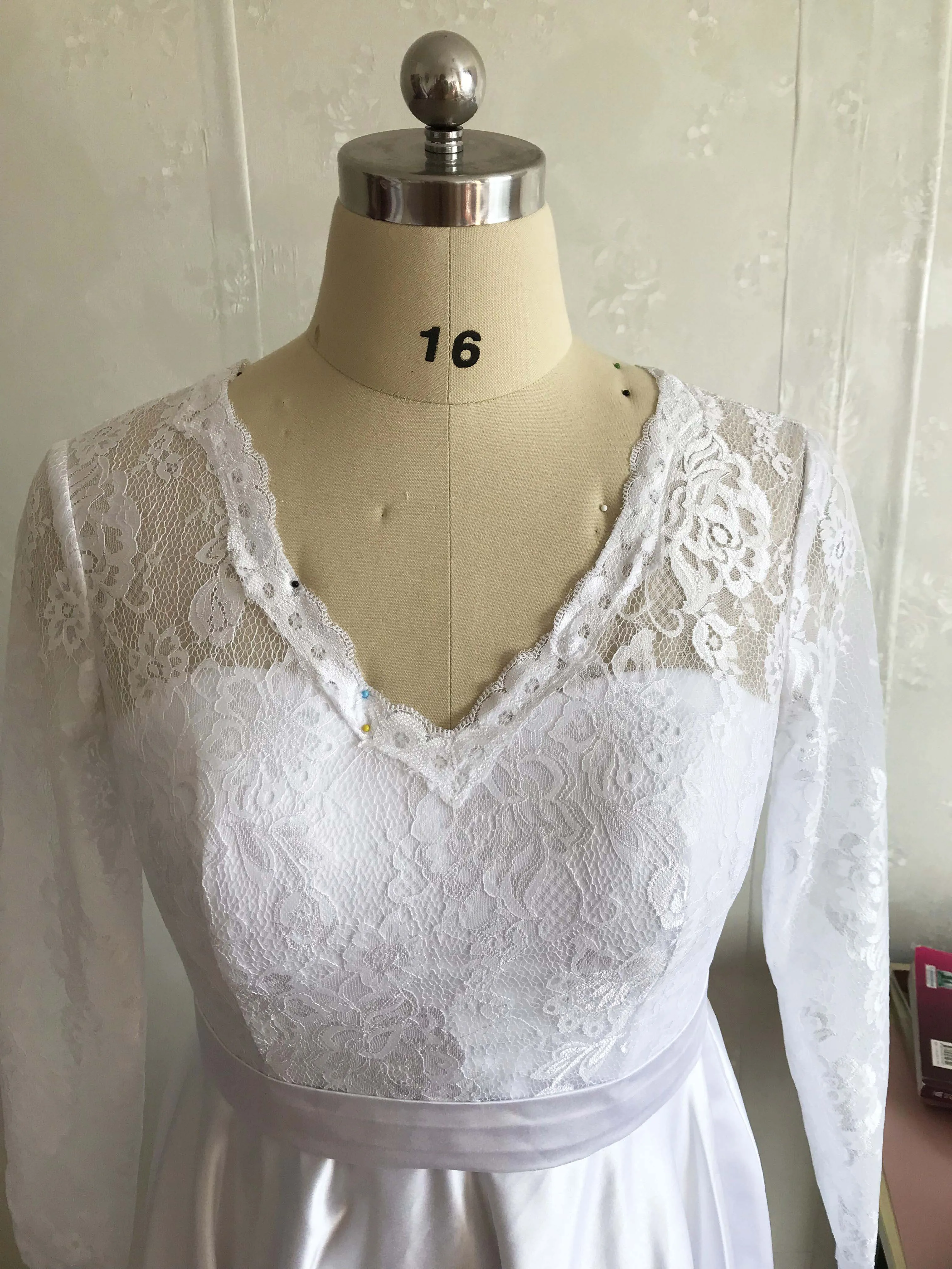 2020 Sexy White Deep V Neck Appliqued Lace Thigh High Slit Floor Length Prom Dresses
2020 Sexy White Deep V Neck Appliqued Lace Thigh High Slit Floor Length Prom Dresses