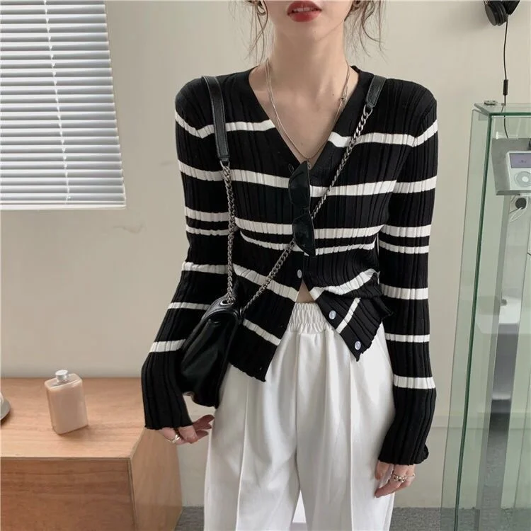 Simple stripe V-neck knitted cardigan women's autumn 2021 new versatile temperament long sleeve slim top fashion
Simple stripe V-neck knitted cardigan women's autumn 2021 new versatile temperament long sleeve slim top fashion
