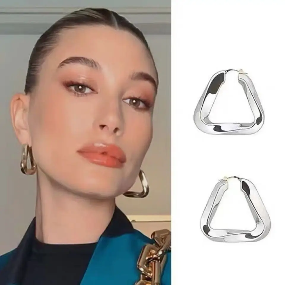 2021 New Fashion Geometric Triangle Hoop Earrings Gold Silver Thick Hoop Earrings for Women Trendy Party Jewelry Gift
2021 New Fashion Geometric Triangle Hoop Earrings Gold Silver Thick Hoop Earrings for Women Trendy Party Jewelry Gift