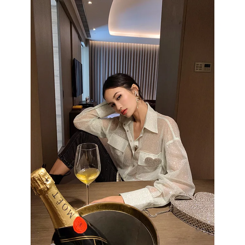 2021 Women's Spring New Shiny Loose Blouse Long Sleeve Heart Shape Pocket Turn-down Collar Shirt Ladies Fashion Tops
2021 Women's Spring New Shiny Loose Blouse Long Sleeve Heart Shape Pocket Turn-down Collar Shirt Ladies Fashion Tops
