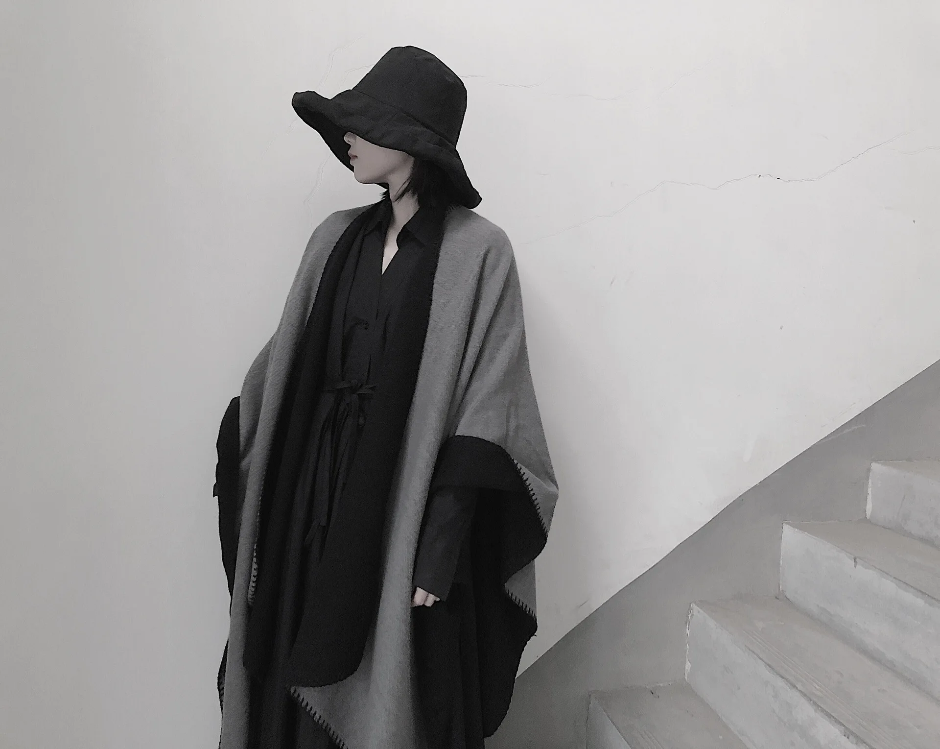 Northern wind elegant tie-dye black and white and double-sided cape decorative scarf contracted cloak more warm shawl 
Northern wind elegant tie-dye black and white and double-sided cape decorative scarf contracted cloak more warm shawl