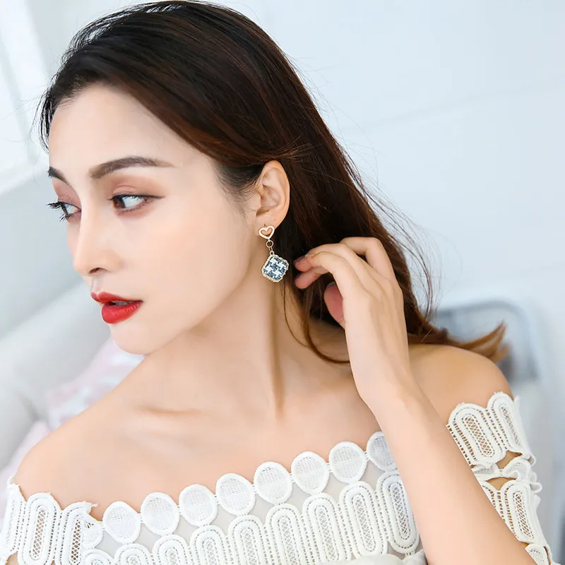 Spring And Summer Palace Baroque Haiguoguge Earring With Korean Temperament Joker Personality Earrings
Spring And Summer Palace Baroque Haiguoguge Earring With Korean Temperament Joker Personality Earrings