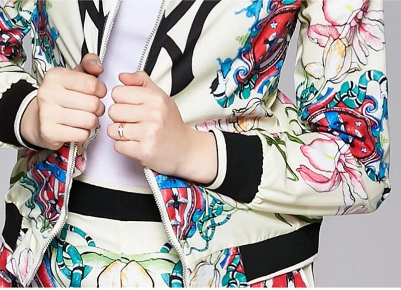 2020 autumn winter Fashion Runway Vintage Suit Women's 2 Piece Sets Floral Print jacket tops + Pocket Full Trousers Pants Sets 
2020 autumn winter Fashion Runway Vintage Suit Women's 2 Piece Sets Floral Print jacket tops + Pocket Full Trousers Pants Sets