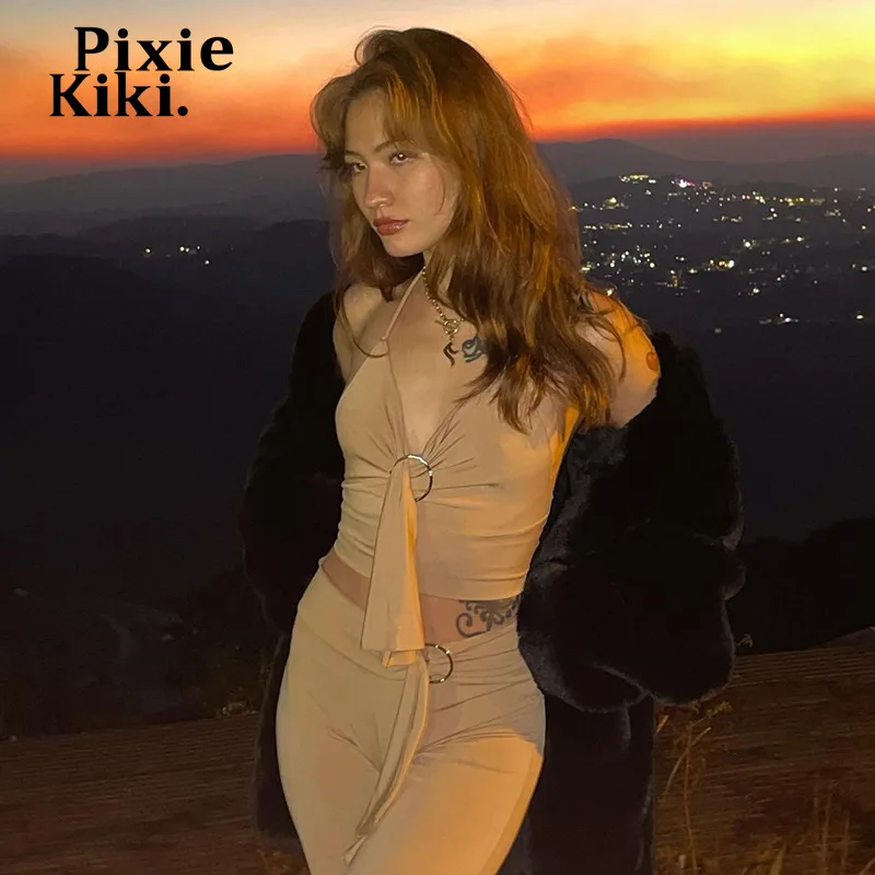 Пикантный винтажный комплект PixieKiki из двух предметов, женские расклешенные брюки с металлическими кольцами и открытой спиной, топ с лямкой ...
Пикантный винтажный комплект PixieKiki из двух предметов, женские расклешенные брюки с металлическими кольцами и открытой спиной, топ с лямкой ...