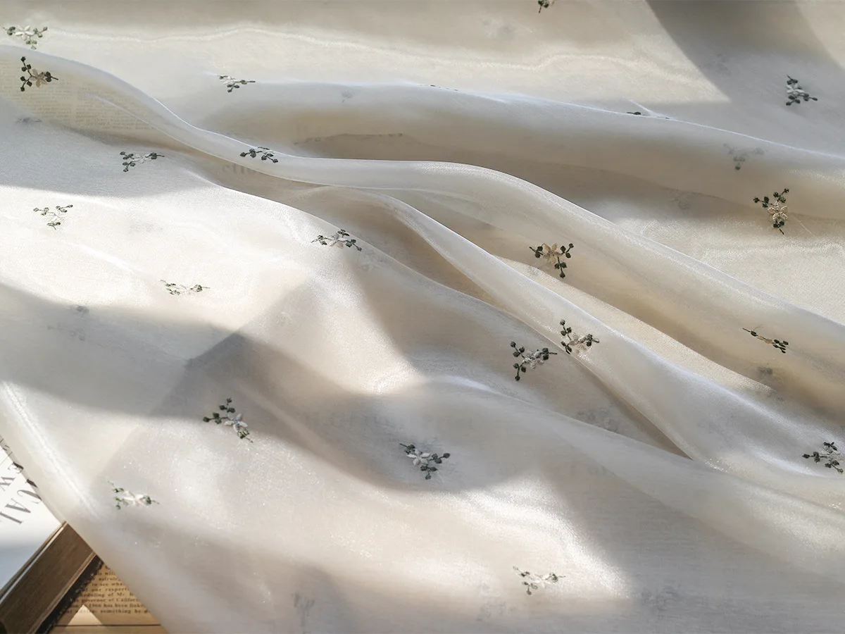 New Lily Satin Embroidery Fabric Three-dimensional Flower Flat Embroidery Bright Silk Satin Cloth For Wedding Dress Clothing
New Lily Satin Embroidery Fabric Three-dimensional Flower Flat Embroidery Bright Silk Satin Cloth For Wedding Dress Clothing