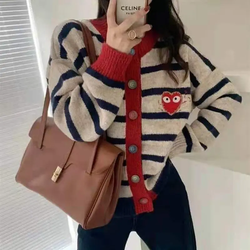 Sweater Women Cardigan V-Neck Stripe Long Sleeve Casual Knitwear Autumn Fashion Love Heart Embroidery Button Up Loose Tops Femme
Sweater Women Cardigan V-Neck Stripe Long Sleeve Casual Knitwear Autumn Fashion Love Heart Embroidery Button Up Loose Tops Femme