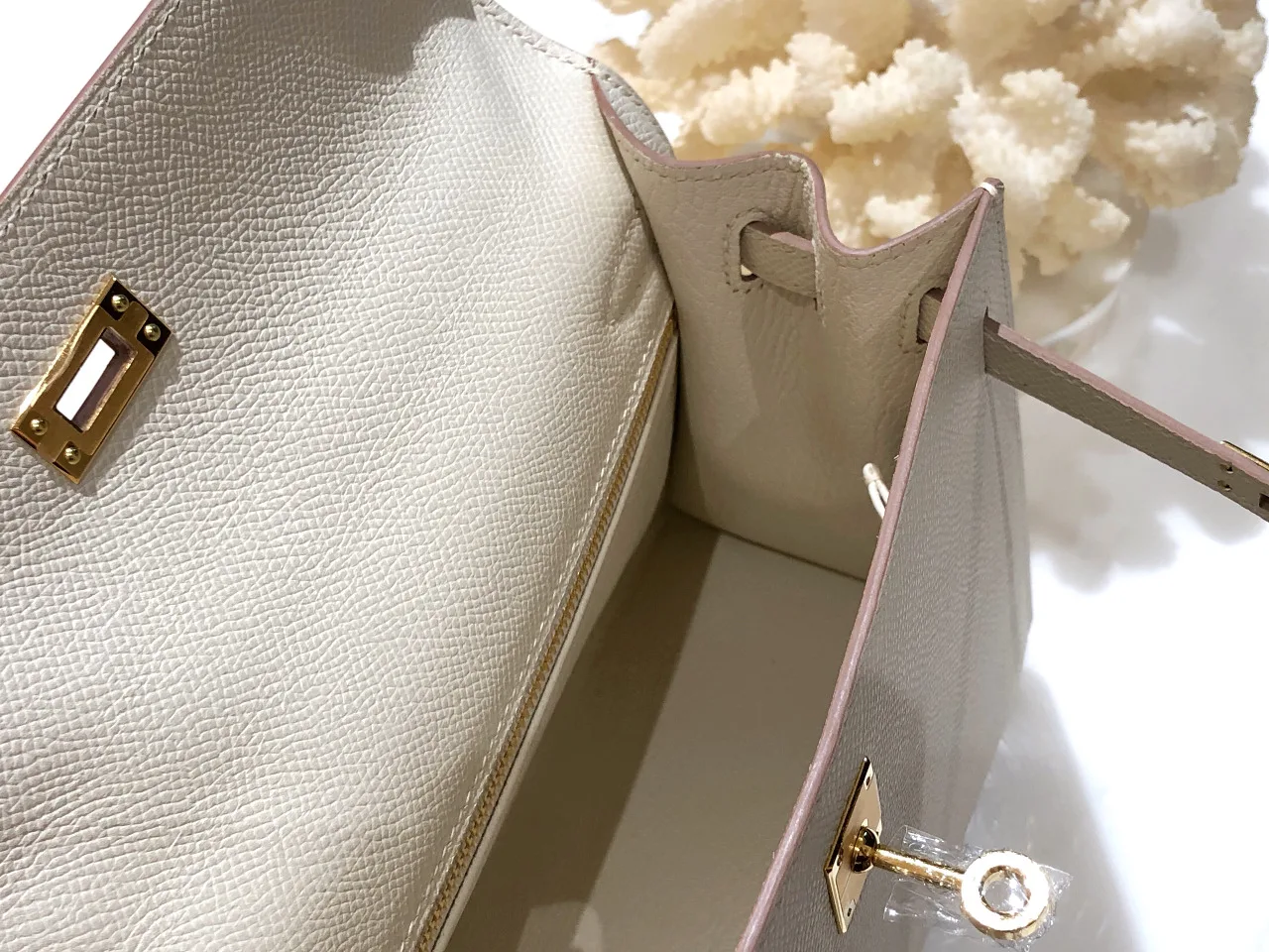 25cm BAND WOMEN HANDBAG,LUXUR PURSE,Crasie Color,Epsom Leather, Handmade Quality,Wax Lline Stitching, Fast delivery
25cm BAND WOMEN HANDBAG,LUXUR PURSE,Crasie Color,Epsom Leather, Handmade Quality,Wax Lline Stitching, Fast delivery