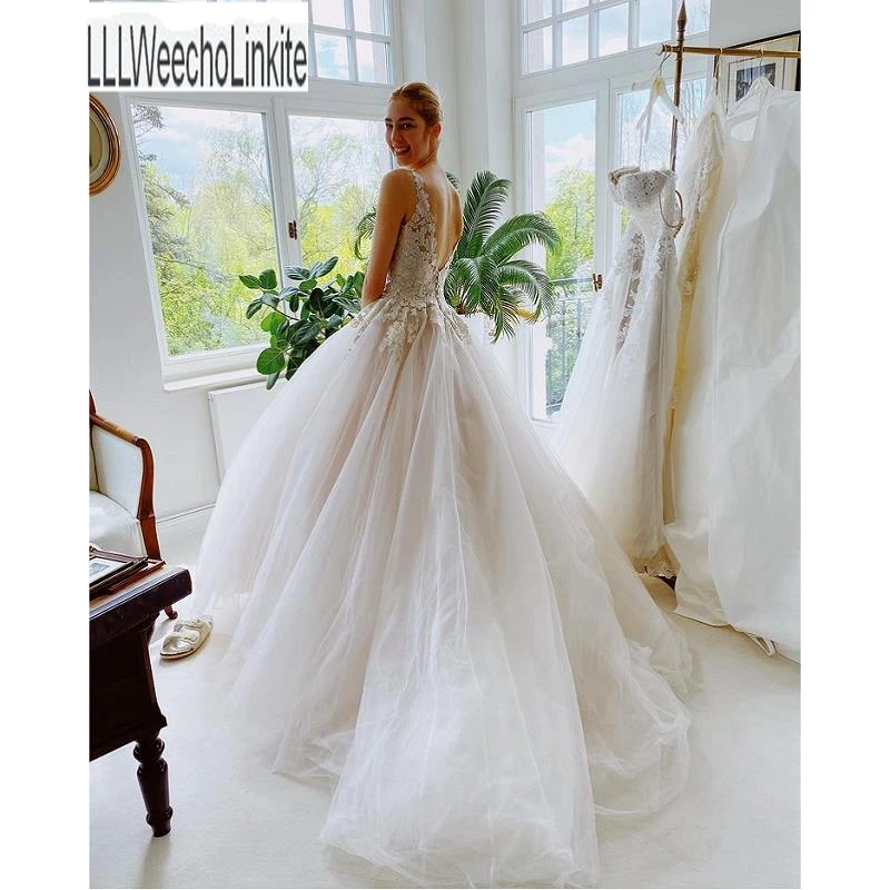 Ivory Lace Tulle V-Neck Ball Gown Wedding Dresses Chapel Train Floor-Length Sleeveless Bridal Gowns Custom Made 
Ivory Lace Tulle V-Neck Ball Gown Wedding Dresses Chapel Train Floor-Length Sleeveless Bridal Gowns Custom Made