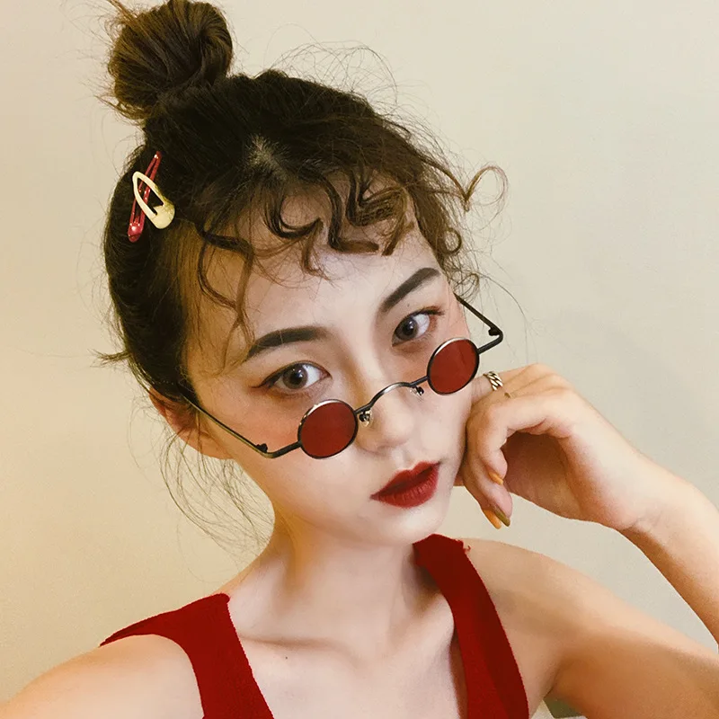 WOENFEL 2021 Retro Small Round Frame Metal Sunglasses Women Vintage Shades Black Red Color Sun Glasses Female Fashion Designer
WOENFEL 2021 Retro Small Round Frame Metal Sunglasses Women Vintage Shades Black Red Color Sun Glasses Female Fashion Designer