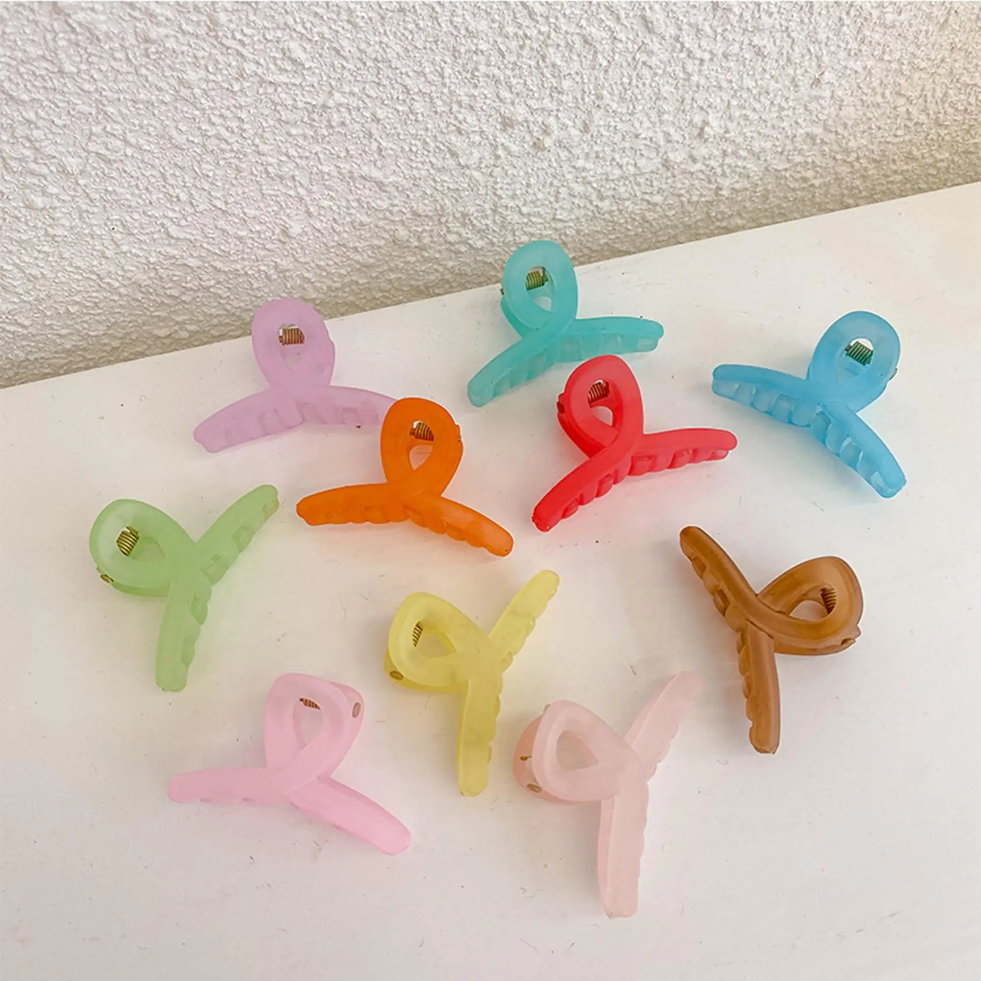 4 pcs/lot New 4cm color matte children hair claw small fresh candy color girl back head shark grip
4 pcs/lot New 4cm color matte children hair claw small fresh candy color girl back head shark grip