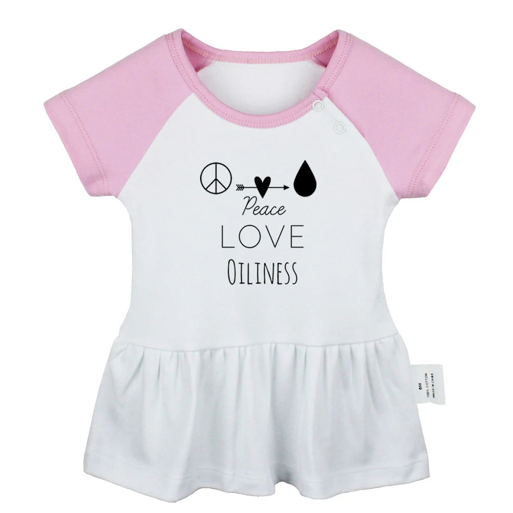 Детское платье с надписью «Peace Love and Oiliness» 
Детское платье с надписью «Peace Love and Oiliness»