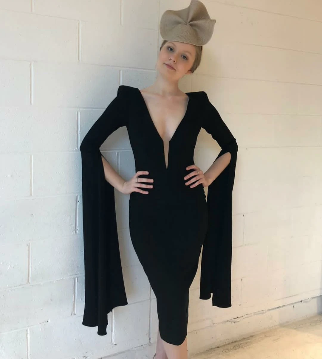 Платье женское атласное вечернее короткое, с V-образным вырезом и рукавами
Платье женское атласное вечернее короткое, с V-образным вырезом и рукавами