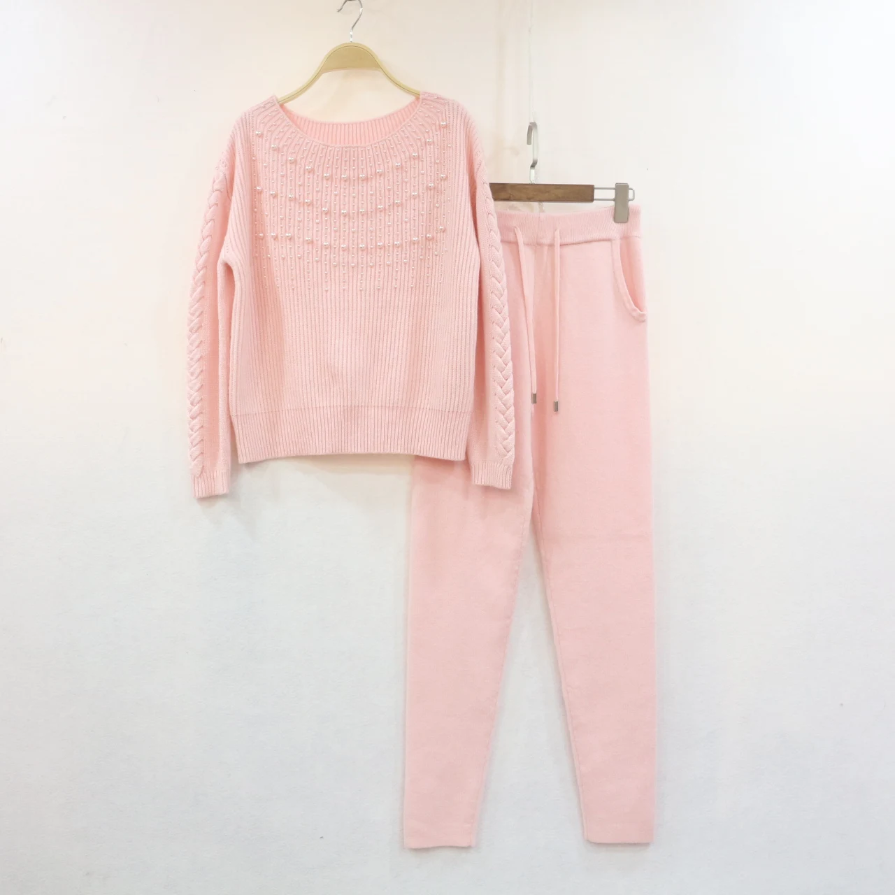 2020 Direct Selling Women's Cashmere Suit Fashion Word Collar Sweater Trousers Two Sets Of Warm Heavy Work Beaded Knit Pullover 
2020 Direct Selling Women's Cashmere Suit Fashion Word Collar Sweater Trousers Two Sets Of Warm Heavy Work Beaded Knit Pullover