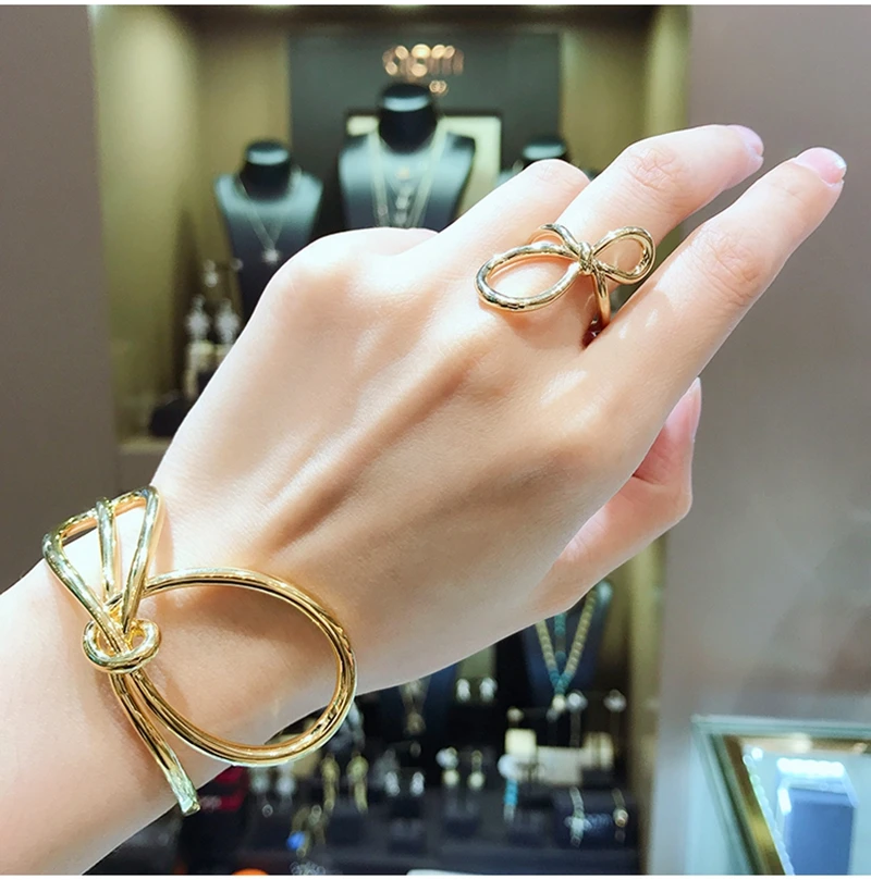 Модные желтые золотые манжеты YN с бантом, браслеты с полыми крестиками, королевский дизайн для женщин, ювелирные изделия для свадебной вече...
Модные желтые золотые манжеты YN с бантом, браслеты с полыми крестиками, королевский дизайн для женщин, ювелирные изделия для свадебной вече...