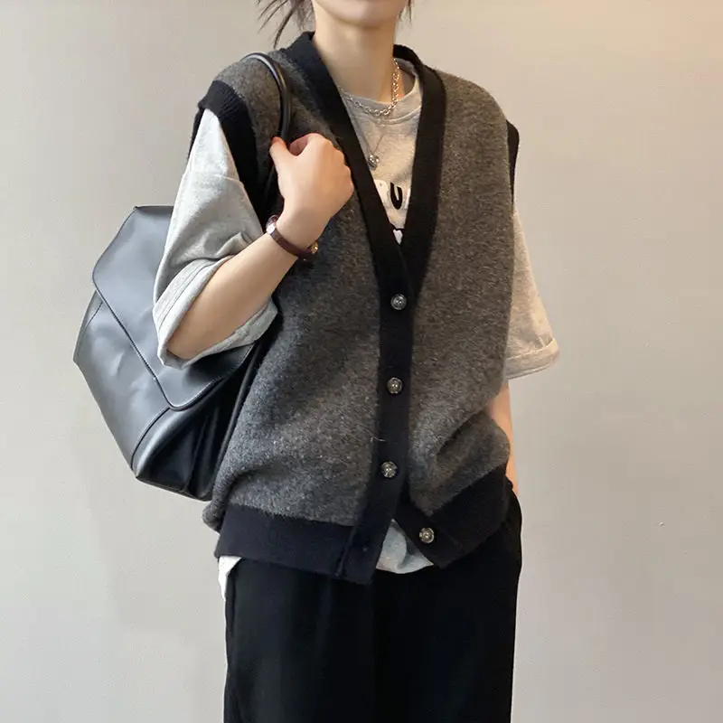 Women'c Chic Loose V Neck Knitted Vest Autumn Winter Basic Sleeveless Single Breasted Cardigan Ladies Elegant Sweater Vest Top
Women'c Chic Loose V Neck Knitted Vest Autumn Winter Basic Sleeveless Single Breasted Cardigan Ladies Elegant Sweater Vest Top