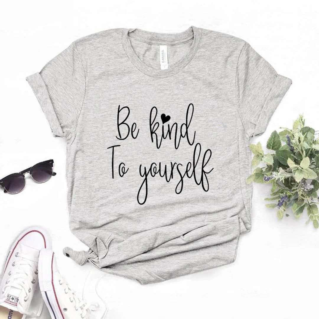 Женская хлопковая Футболка с принтом Be Kind To Yourself, повседневная забавная футболка в подарок для девушек Yong, футболка R608
Женская хлопковая Футболка с принтом Be Kind To Yourself, повседневная забавная футболка в подарок для девушек Yong, футболка R608