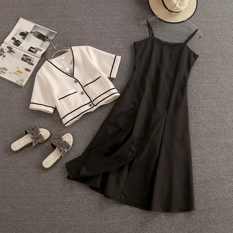 Женский комплект из двух предметов: блузка и длинное платье
Женский комплект из двух предметов: блузка и длинное платье