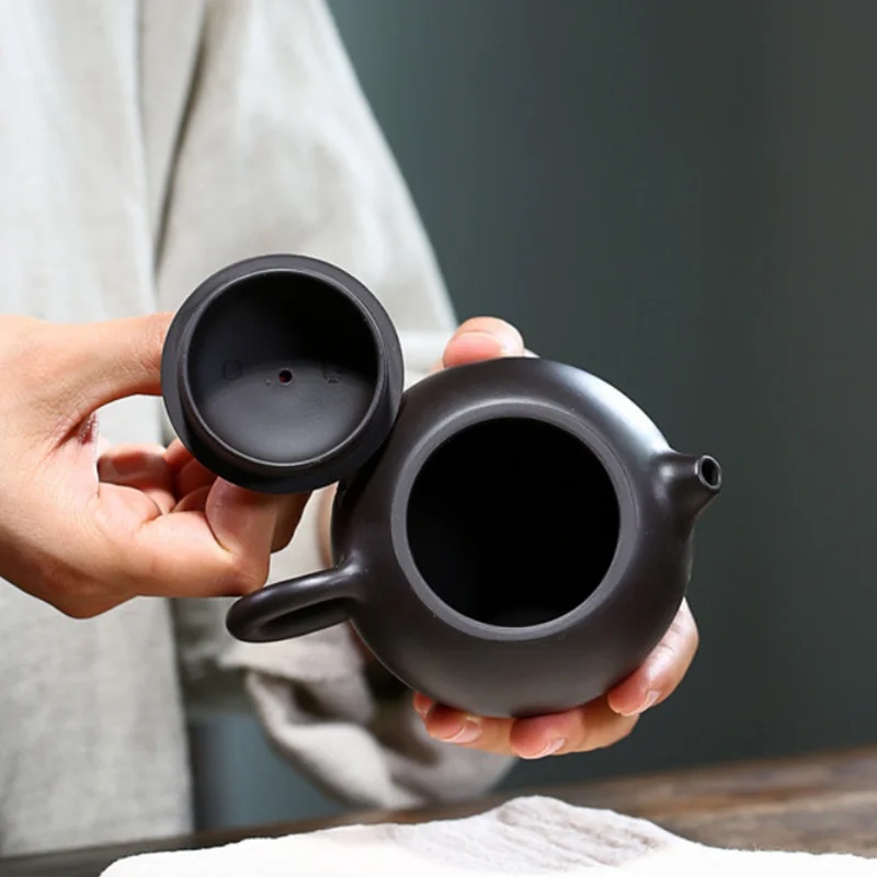 210ml Boutique Yixing Purple Clay Teapots Ball Shaped Infuser Xishi Tea Pot Raw ore Black Mud Beauty Kettle Handmade Tea Set
210ml Boutique Yixing Purple Clay Teapots Ball Shaped Infuser Xishi Tea Pot Raw ore Black Mud Beauty Kettle Handmade Tea Set