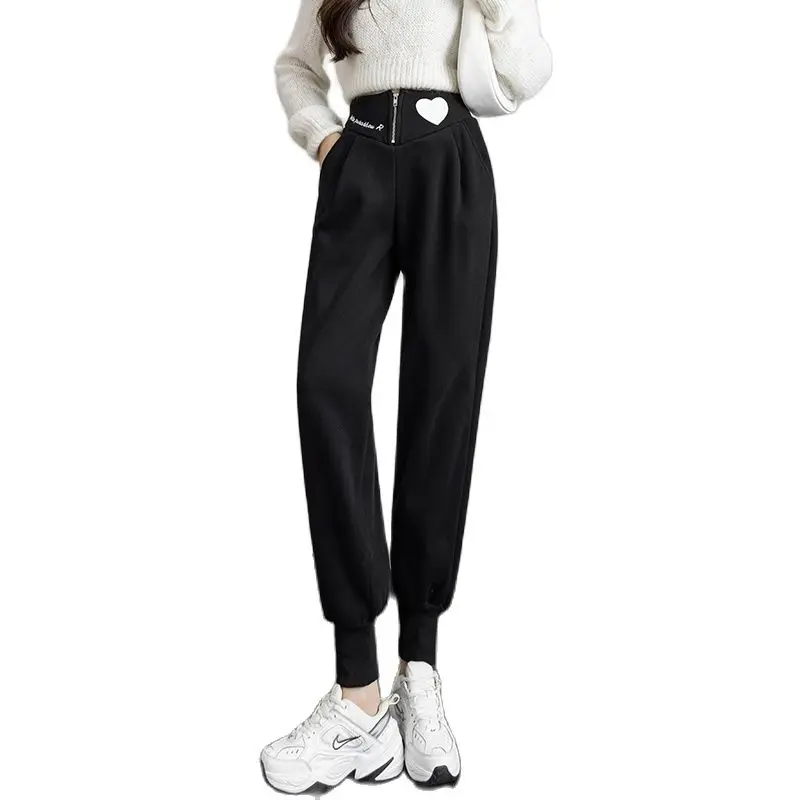 Casual sports pants 2021 winter high-waist letter embroidery loose-fitting loose guard pants Fashionable women's clothing
Casual sports pants 2021 winter high-waist letter embroidery loose-fitting loose guard pants Fashionable women's clothing