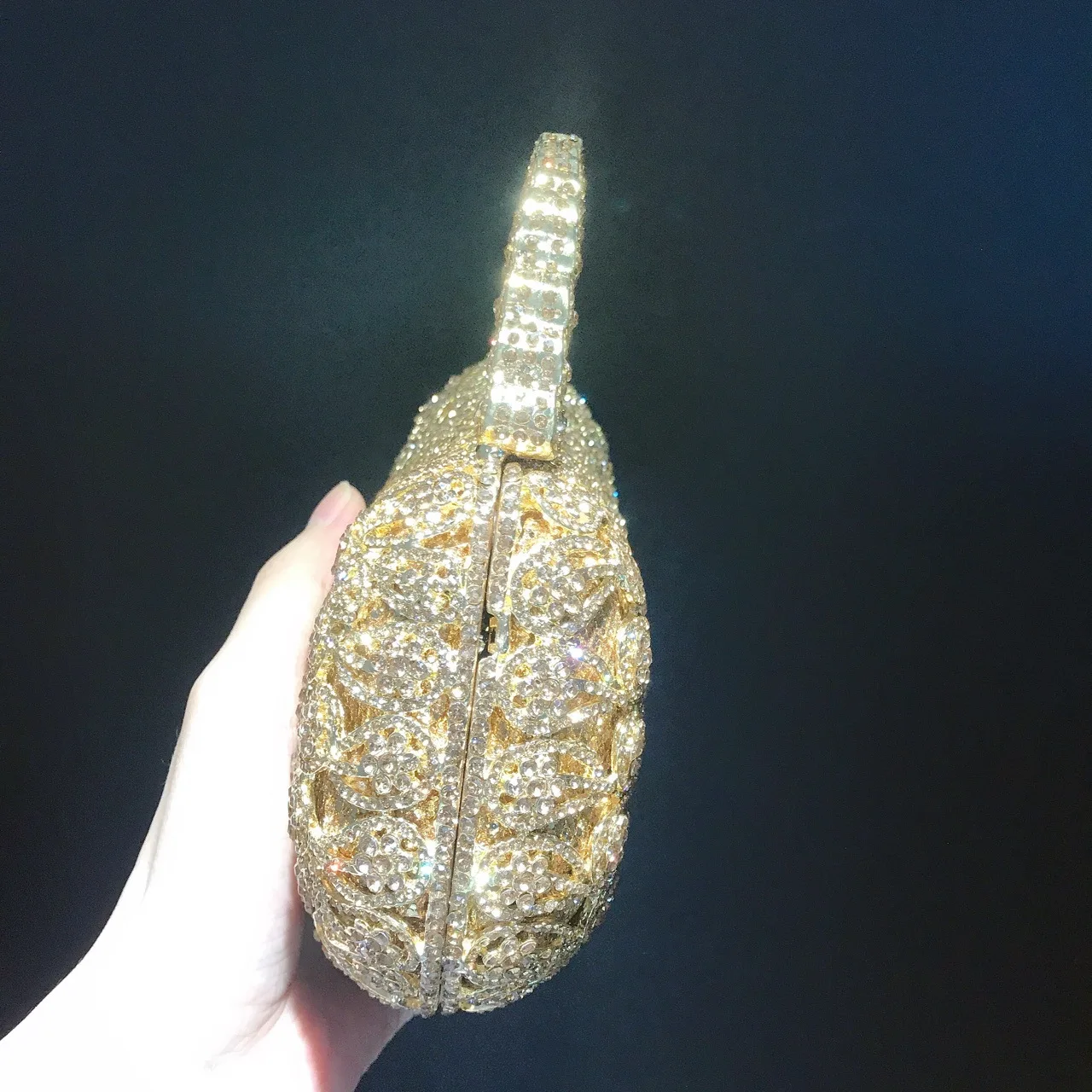 Dress female bag 2020 new European and American style diamond dinner bag single hard handle diamond clutch bag banquet
Dress female bag 2020 new European and American style diamond dinner bag single hard handle diamond clutch bag banquet