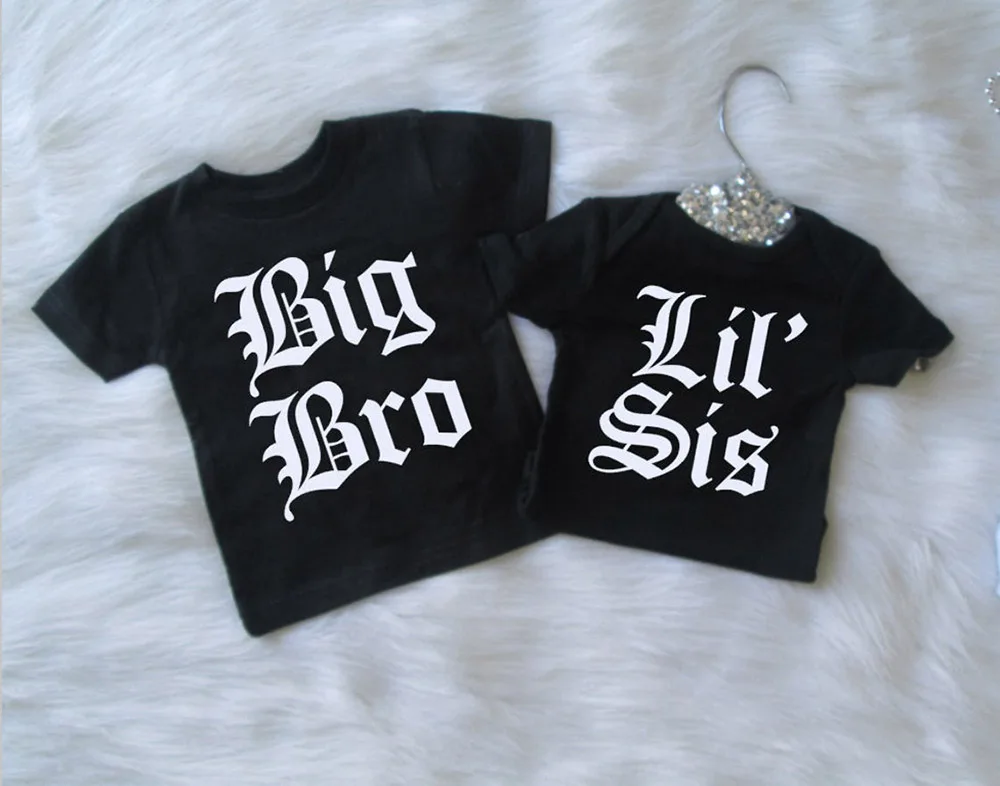 Big Bro Lil Sis одинаковая старинном английском черные футболки Big Brother Little Sister рубашки братьев и сестер Комплект футболок для детей и родителей; П...
Big Bro Lil Sis одинаковая старинном английском черные футболки Big Brother Little Sister рубашки братьев и сестер Комплект футболок для детей и родителей; П...