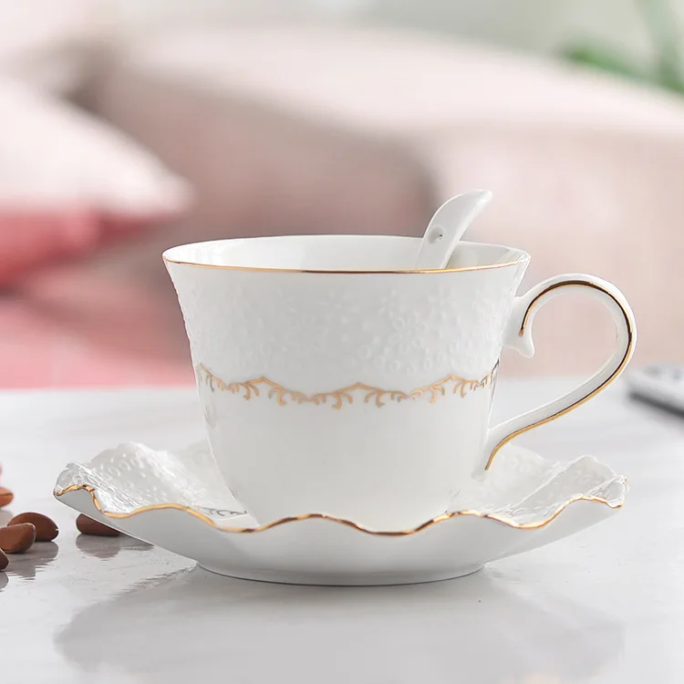 Nordic style porcelain cup Coffee cup and saucer set Home British Phnom Penh Tea Cup Serving spoon milk Mug Christmas Gift set
Nordic style porcelain cup Coffee cup and saucer set Home British Phnom Penh Tea Cup Serving spoon milk Mug Christmas Gift set