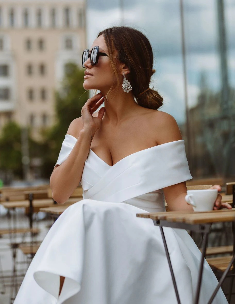 2020 Simple Tea-length Satin Dress for Wedding Party Off the shoulder White Short Bride Gowns Beach Back Laing Wedding Gown
2020 Simple Tea-length Satin Dress for Wedding Party Off the shoulder White Short Bride Gowns Beach Back Laing Wedding Gown