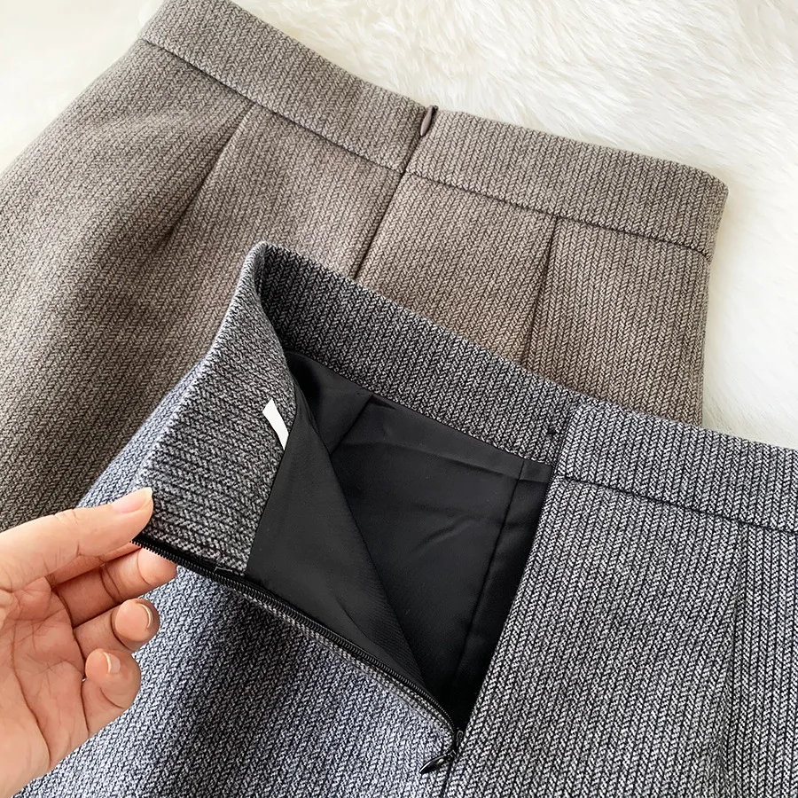 Autumn and winter metal buckle high waist woolen half-length skirt female bag hip skirt British temperament A-line skirt
Autumn and winter metal buckle high waist woolen half-length skirt female bag hip skirt British temperament A-line skirt