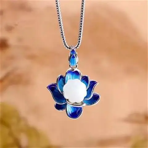 Dan Elegant Cloisonne S925 Sterling Silver Hetian Jade Lotus Seedpod Pendant Vintage Lotus Necklace Clavicle Chain Gift
Dan Elegant Cloisonne S925 Sterling Silver Hetian Jade Lotus Seedpod Pendant Vintage Lotus Necklace Clavicle Chain Gift