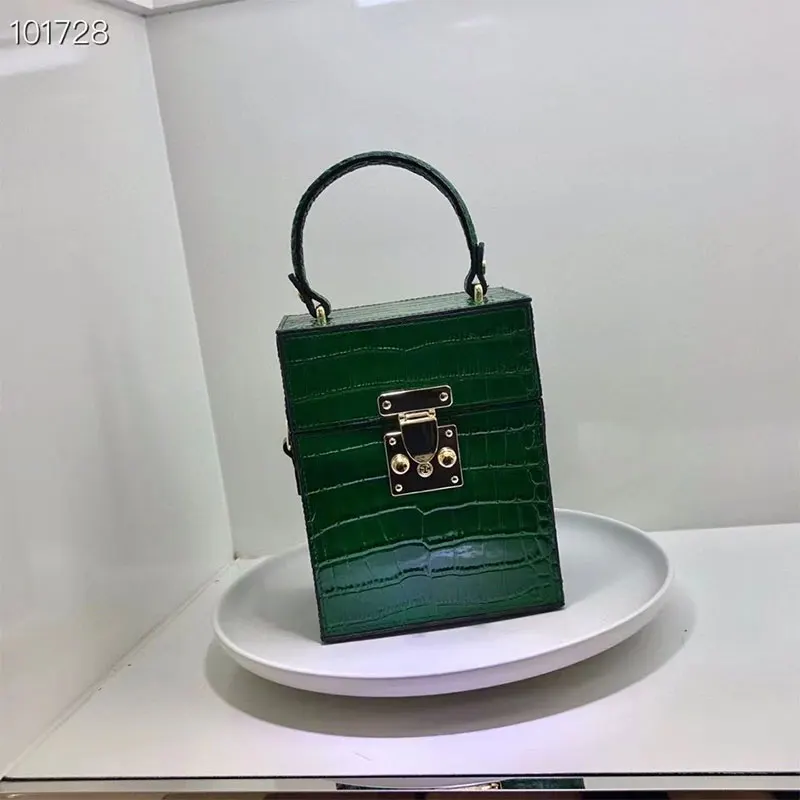Fashion crocodile grain leather party bag 2021 new summer ladies bag shoulder mobile phone bag chain bag
Fashion crocodile grain leather party bag 2021 new summer ladies bag shoulder mobile phone bag chain bag