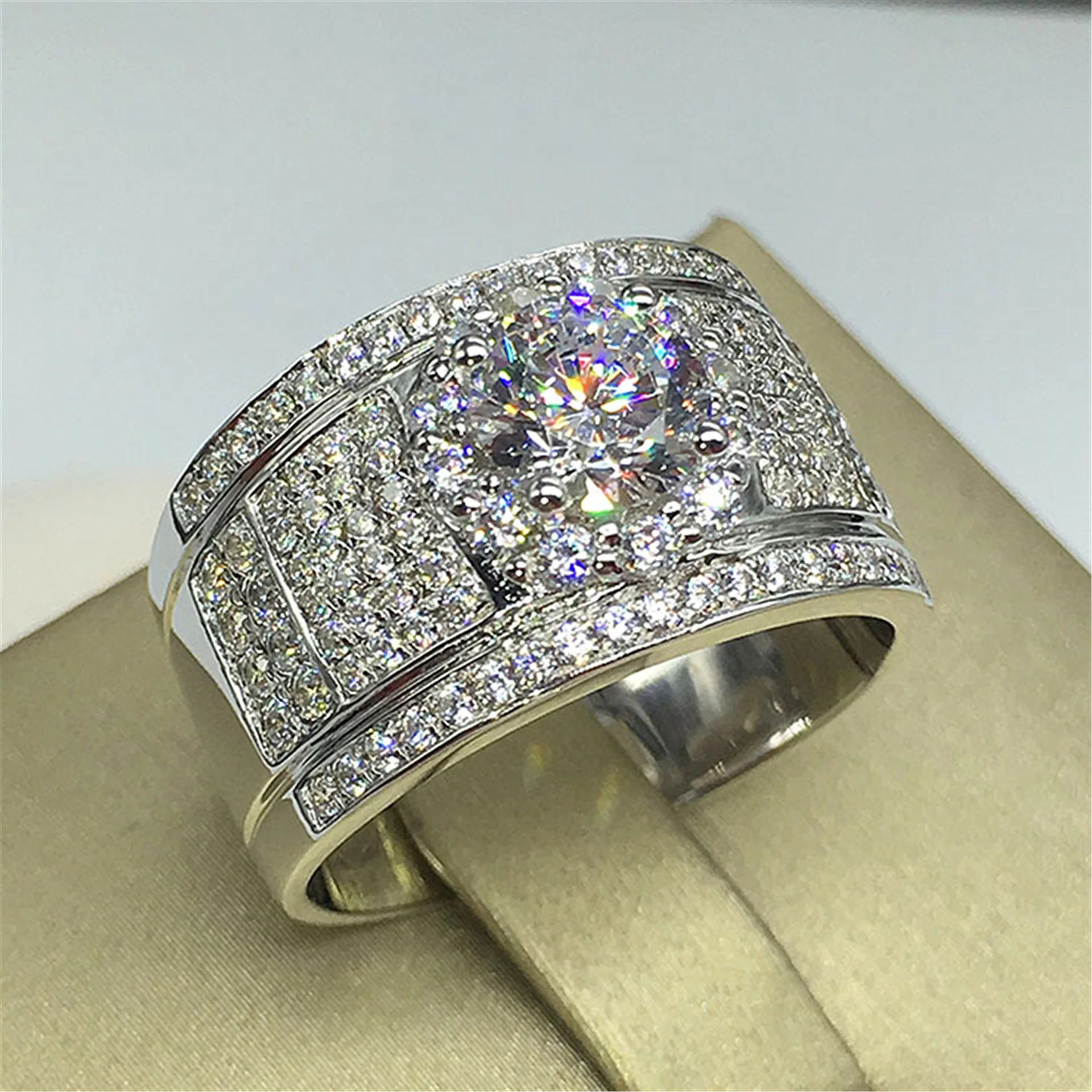 Fashion Women Ring Full of Diamonds Micro Inlaid Zircon Finger Rings Vintage Attending Cocktail Loop Wedding Engagement Jewelry
Fashion Women Ring Full of Diamonds Micro Inlaid Zircon Finger Rings Vintage Attending Cocktail Loop Wedding Engagement Jewelry