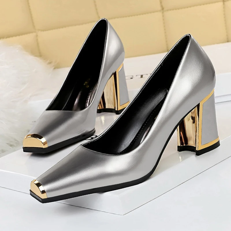 2022 Luxury Women Nude 7cm High Heels Pumps Square Toe Stiletto Block Low Heels Glossy Sliver Chunky Heels Party Shiny Red Shoes
2022 Luxury Women Nude 7cm High Heels Pumps Square Toe Stiletto Block Low Heels Glossy Sliver Chunky Heels Party Shiny Red Shoes