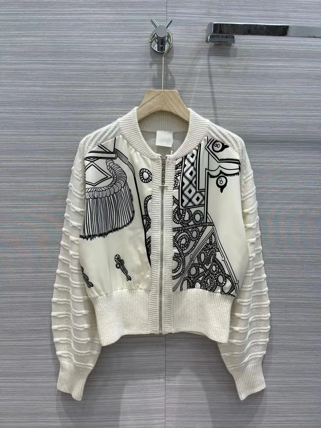 Runway Fashion Women Sweater Coat 2021 High Quality Autumn Long Sleeve Jacquard Knitted Cashmere Cardigan Black / White Sweater
Runway Fashion Women Sweater Coat 2021 High Quality Autumn Long Sleeve Jacquard Knitted Cashmere Cardigan Black / White Sweater