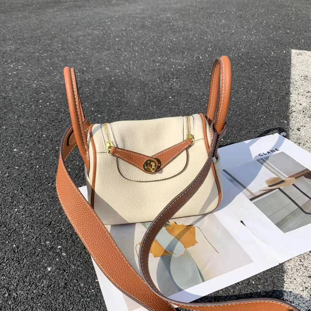 2022 Lindy Bag Head Layer Lychee Cowhide Pattern Luxury Designer Doctor's Women's Bag One Shoulder Handbag Medicine Case Bag
2022 Lindy Bag Head Layer Lychee Cowhide Pattern Luxury Designer Doctor's Women's Bag One Shoulder Handbag Medicine Case Bag
