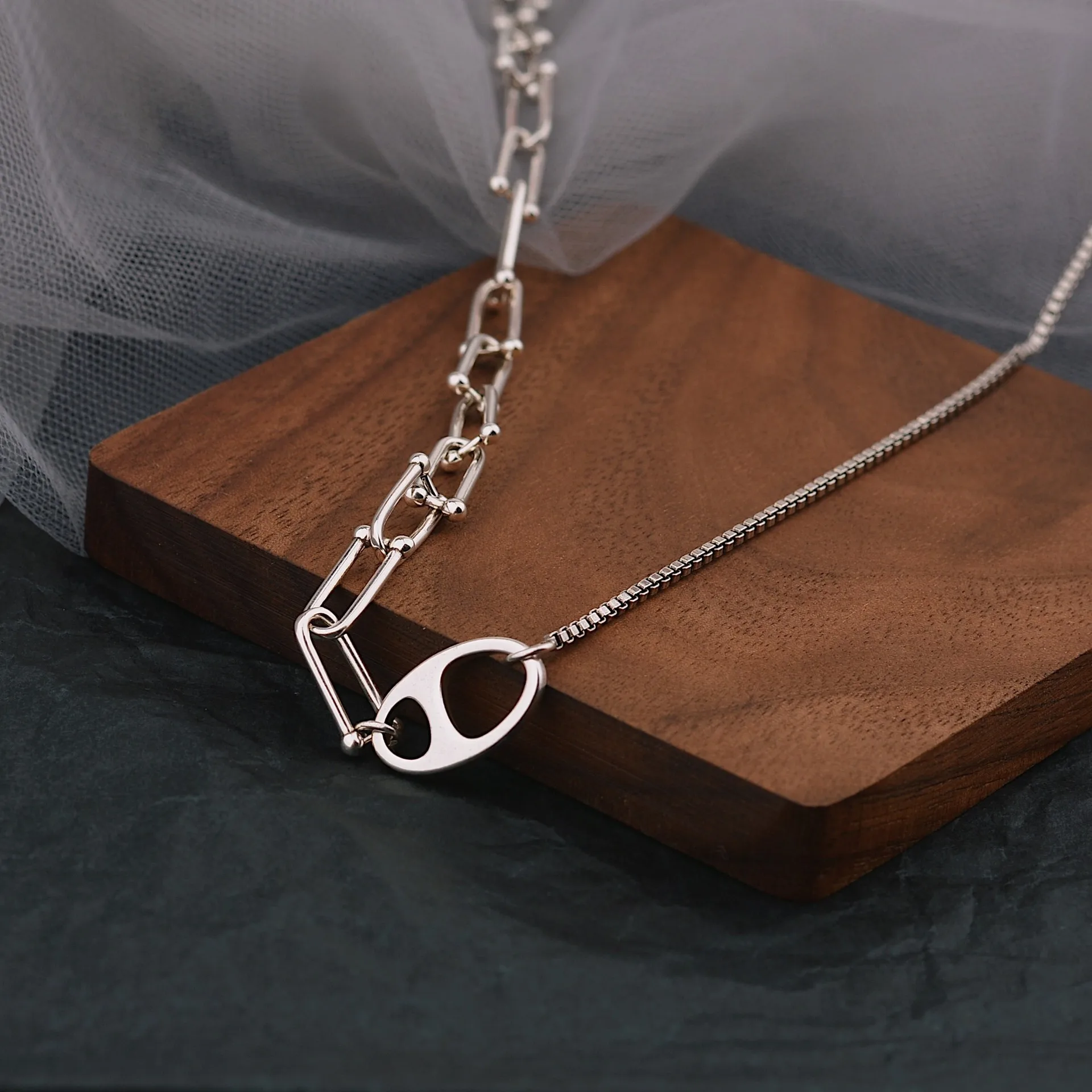 FMILY Minimalist 925 Sterling Silver U-shaped Necklace Retro Fashion Geometric Hollow Clavicle Chain for Girlfriend Gift
FMILY Minimalist 925 Sterling Silver U-shaped Necklace Retro Fashion Geometric Hollow Clavicle Chain for Girlfriend Gift
