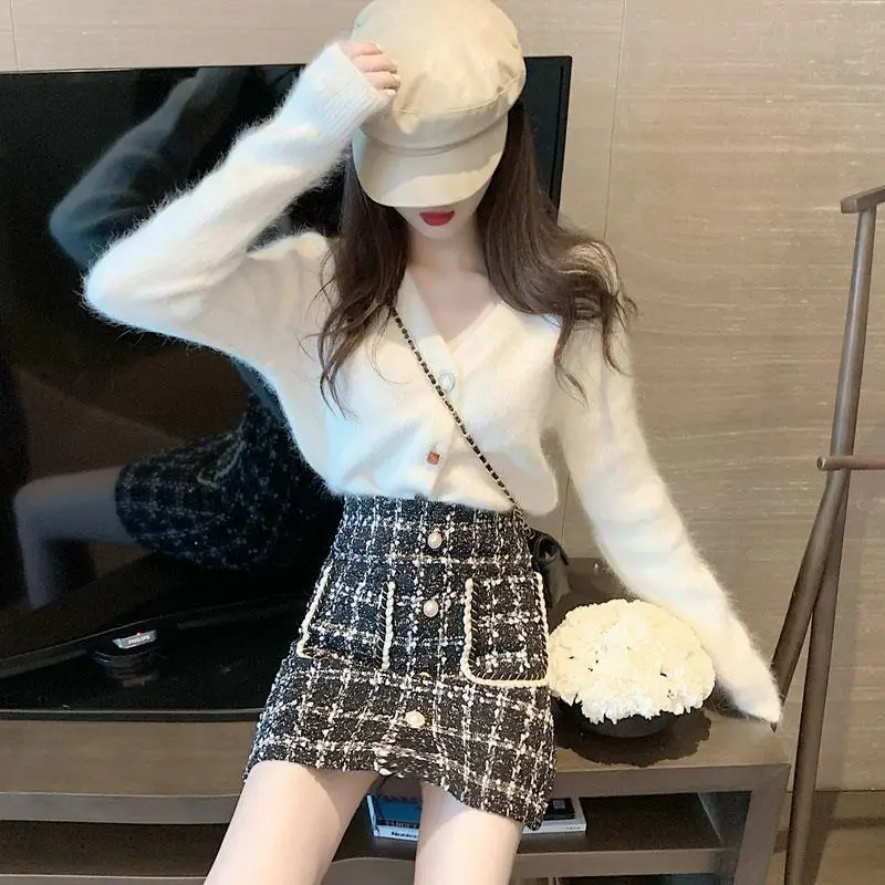 2021 Autumn Winter Women 2 Piece Set Sweater and Plaid Skirt Outfits Female Matching Suit Vintage Crop Pullover V-Neck Top Z04
2021 Autumn Winter Women 2 Piece Set Sweater and Plaid Skirt Outfits Female Matching Suit Vintage Crop Pullover V-Neck Top Z04