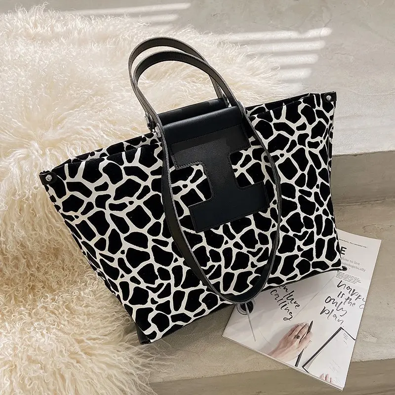 Bags of Women 2021 new canvas leather big bag ladies soft leather large capacity all-match shoulder bag portable tote bag 
Bags of Women 2021 new canvas leather big bag ladies soft leather large capacity all-match shoulder bag portable tote bag