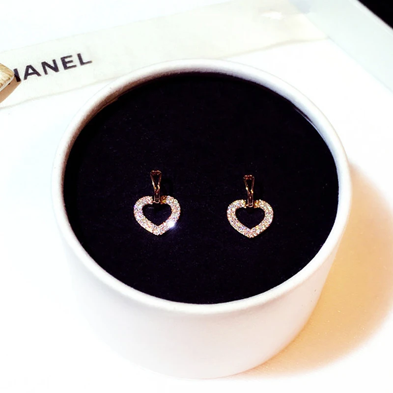 Ins hot Sale Shining Hollow Love Buckle Earrings for Lady Heart Shape Trendy Bling Zirconia Drop Earring Wedding Jewelry Pendant
Ins hot Sale Shining Hollow Love Buckle Earrings for Lady Heart Shape Trendy Bling Zirconia Drop Earring Wedding Jewelry Pendant