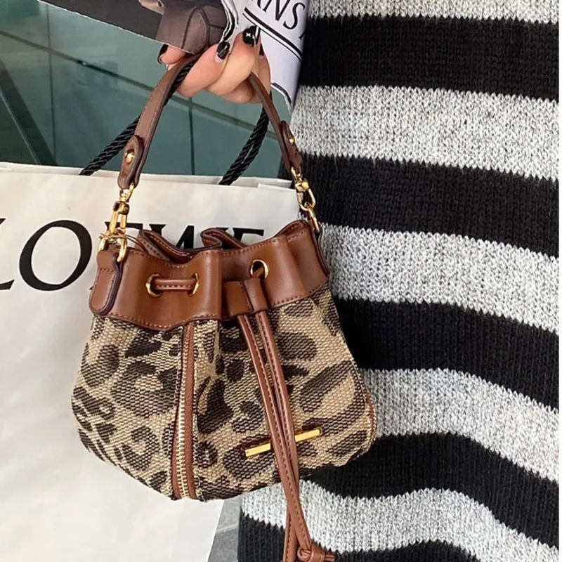 Fashion Contrast Color Bucket Bag With Leather Hand Rope Women 2021 Leopard Print One Shoulder Messenger Bag All-match Handbags
Fashion Contrast Color Bucket Bag With Leather Hand Rope Women 2021 Leopard Print One Shoulder Messenger Bag All-match Handbags